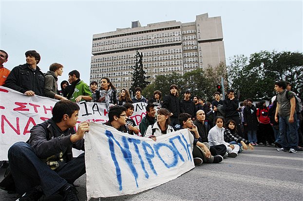 Μαθητές και δάσκαλοι στους δρόμους τη Δευτέρα