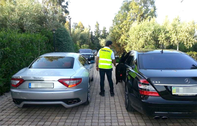 Συνελήφθησαν παρκαδόροι στην Αθήνα – Χρέωναν 10 ευρώ για να παρκάρουν αυτοκίνητα σε δημόσιο χώρο