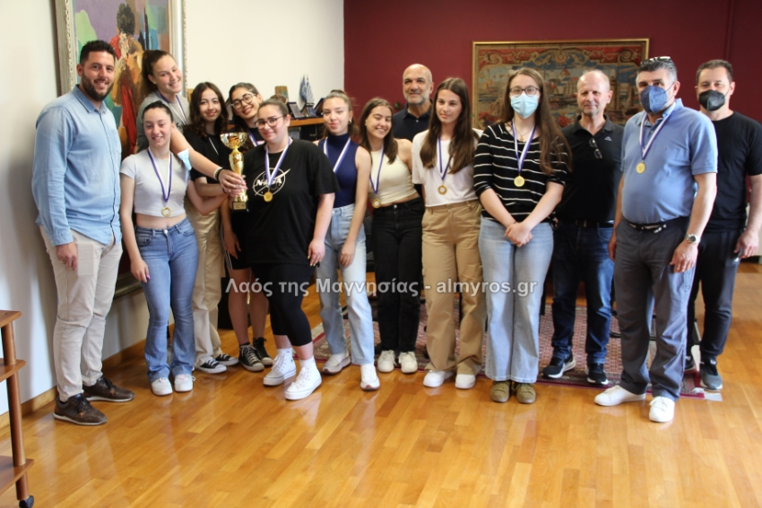 Ο Δήμαρχος Αλμυρού βράβευσε τους μαθητές του ΓΕΛ για τις αθλητικές τους επιτυχίες/φωτορεπορτάζ