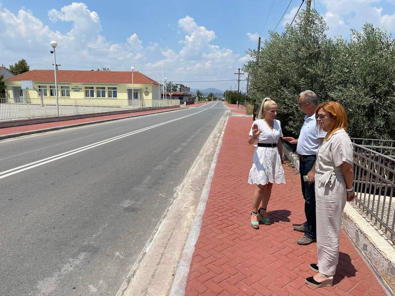 Το έργο κατασκευής πεζοδρομίων στο Κρόκιο επισκέφθηκε η Δωροθέα Κολυνδρίνη