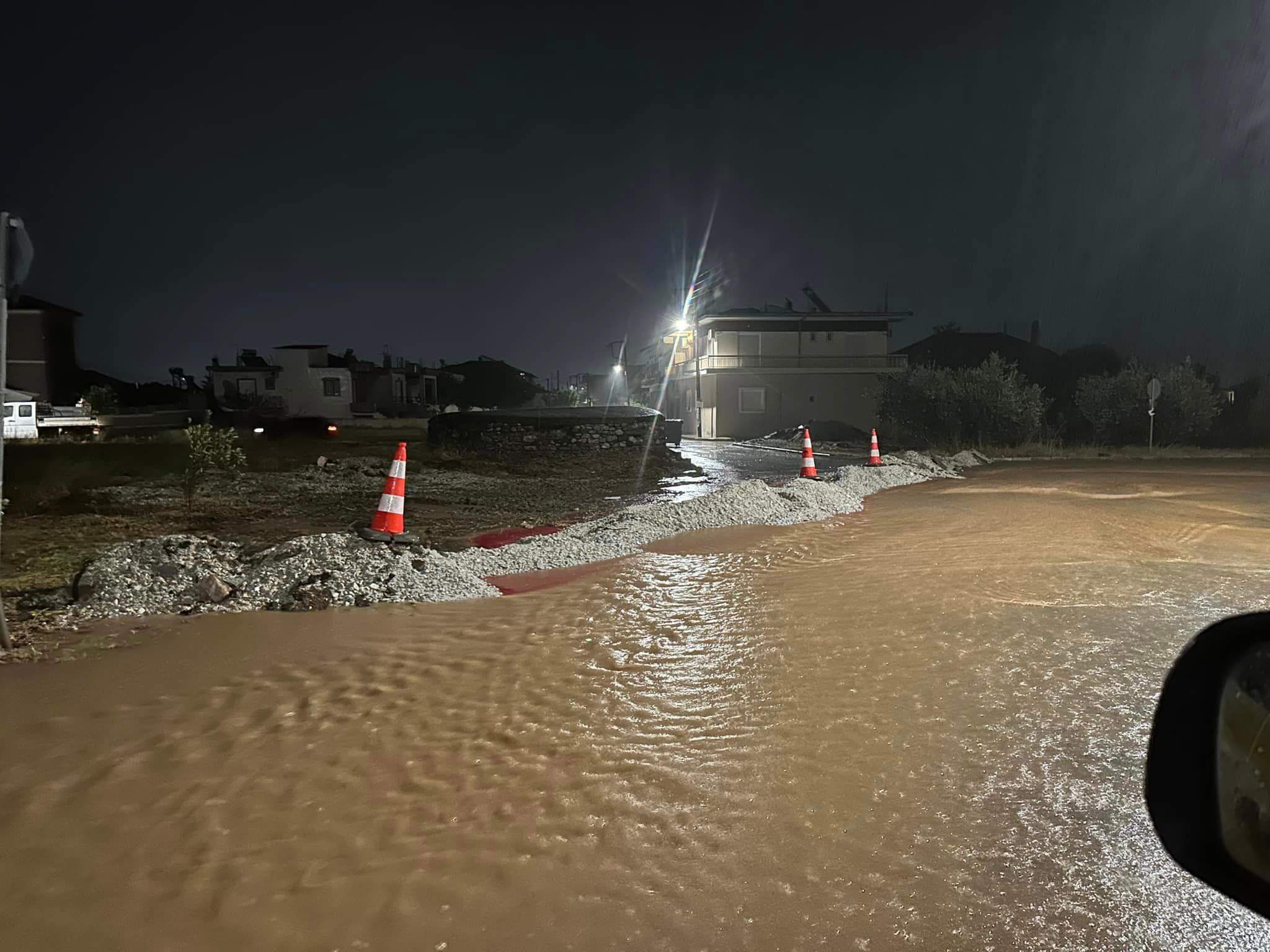 Πλημμυρίζουν υπόγεια και η μια περιοχή μετά την άλλη σε ολόκληρο τον Δήμο