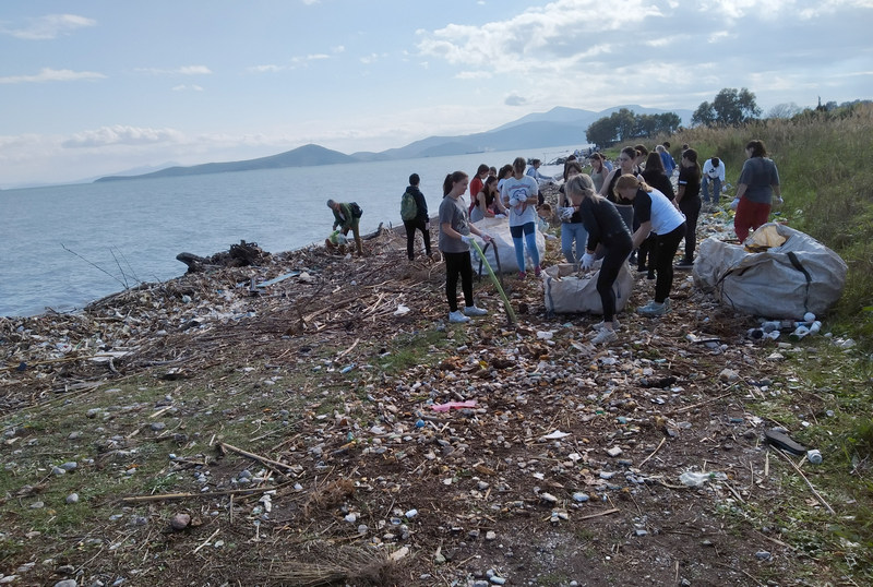 Το 2ο Γυμνάσιο σε περιβαλλοντική δράση στην παραλία Αλμυρού