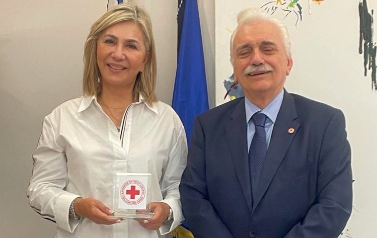 Η Ζ. Μακρή με τον Πρόεδρο του Ελληνικού Ερυθρού Σταυρού
