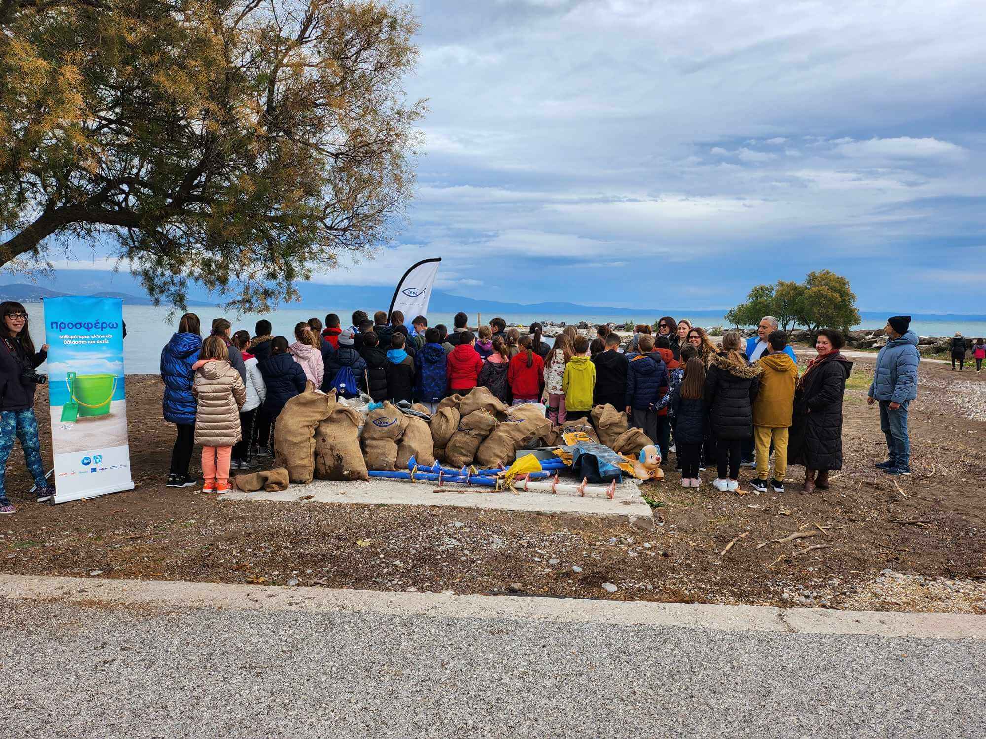 Καθαρισμός της παραλίας Αλμυρού από την κοινότητα του 3ου Δημοτικού Σχολείου