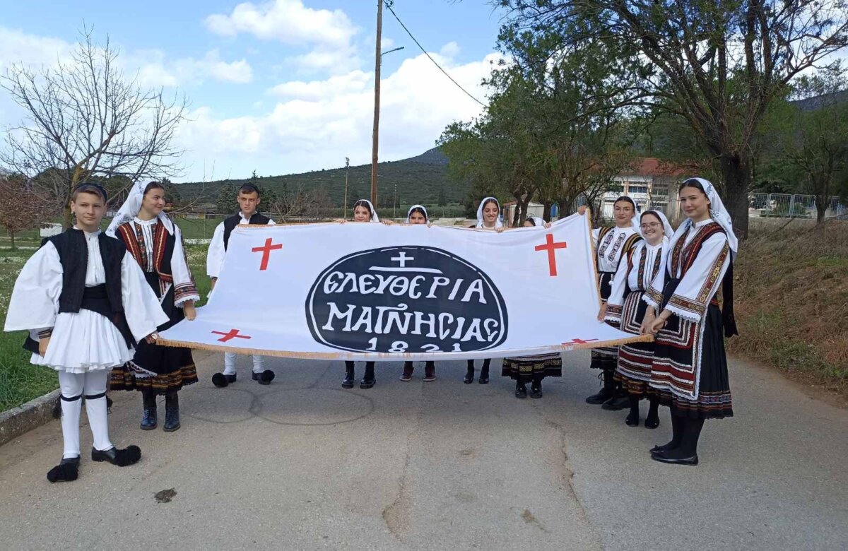 Με παραδοσιακές στολές κι εμβληματικές σημαίες οι μαθητές Γυμνασίου-Λυκείου Σούρπης στην παρέλαση