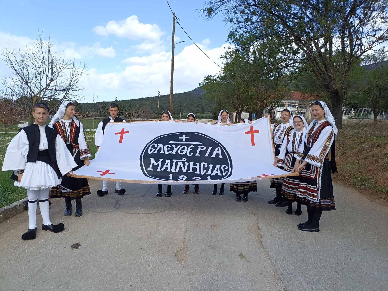Με παραδοσιακές στολές κι εμβληματικές σημαίες οι μαθητές Γυμνασίου-Λυκείου Σούρπης στην παρέλαση