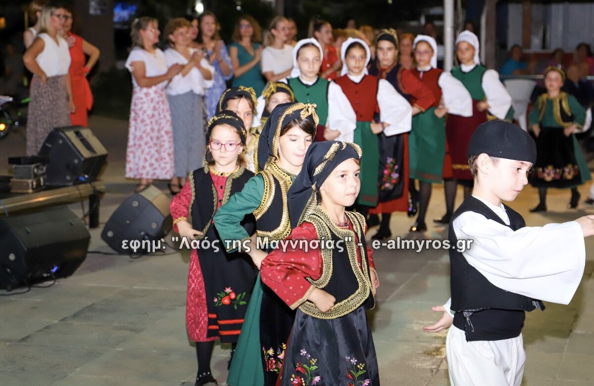 Γέμισε παράδοση και χορούς η πλατεία από το ΠΤΧ Αλμυρού του Λυκείου Ελληνίδων Βόλου