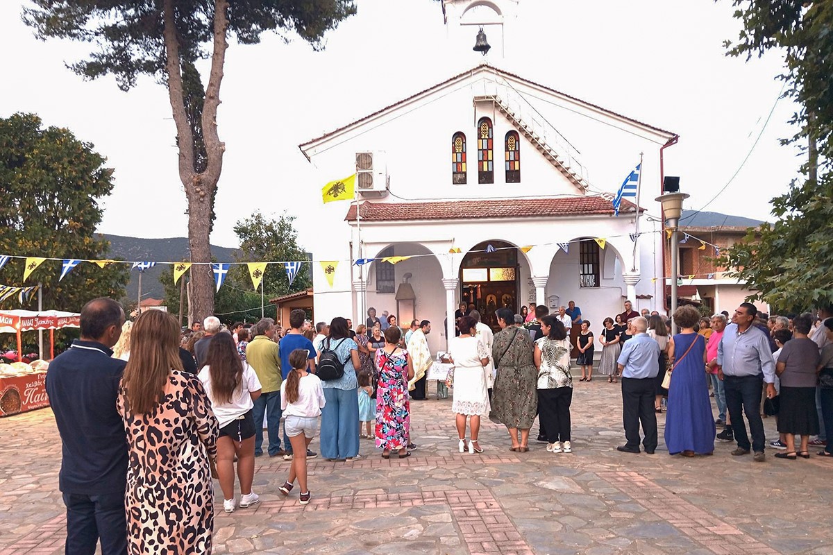 Γέμισε κόσμο η πλατεία της Αγίας Τριάδας για το πανηγύρι