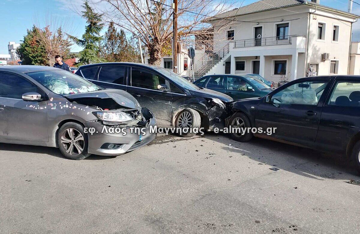 Σφοδρή σύγκρουση τριών αυτοκινήτων στην είσοδο του Αλμυρού