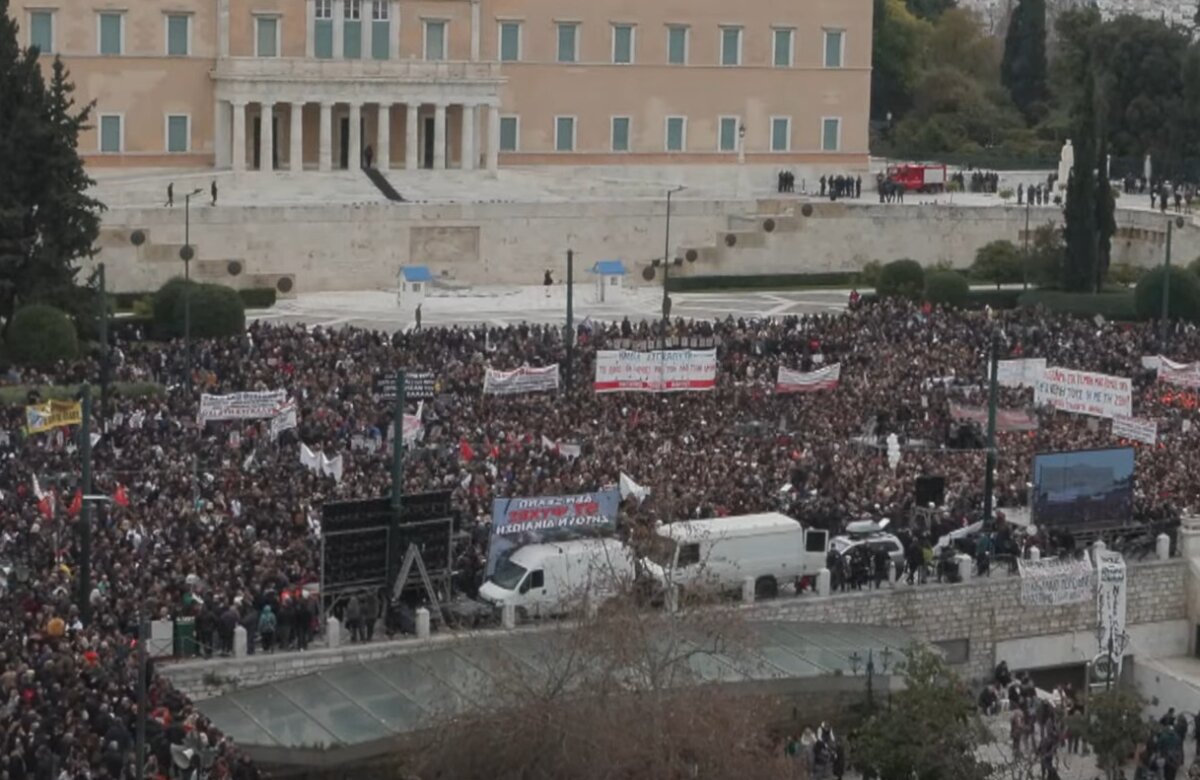 video – Ασφυκτικά γεμάτο το Σύνταγμα και οι γύρω περιοχές πριν την έναρξη του συλλαλητηρίου για τα Τέμπη