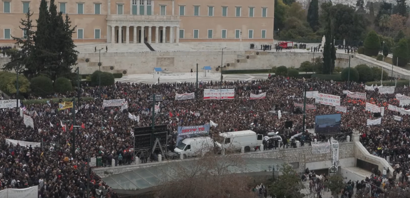 video – Ασφυκτικά γεμάτο το Σύνταγμα και οι γύρω περιοχές πριν την έναρξη του συλλαλητηρίου για τα Τέμπη