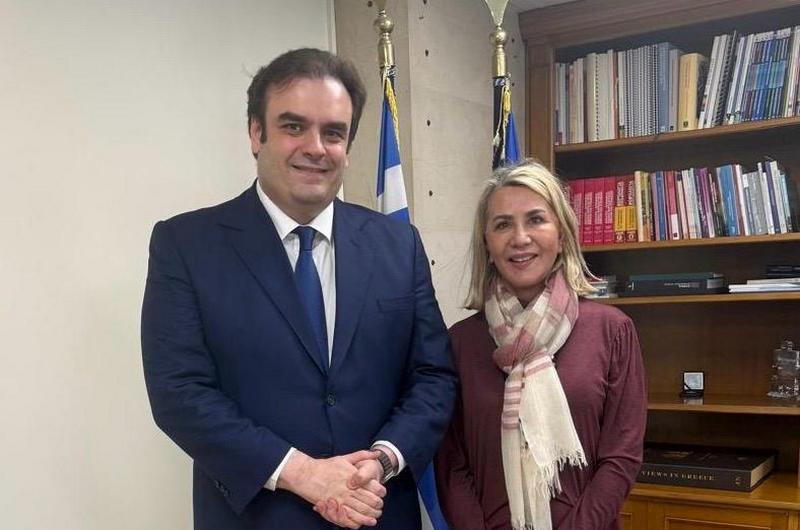 Ζ. Μακρή με Κ. Πιερρακάκη και με επαγγελματίες εστίασης του Ν. Μαγνησίας
