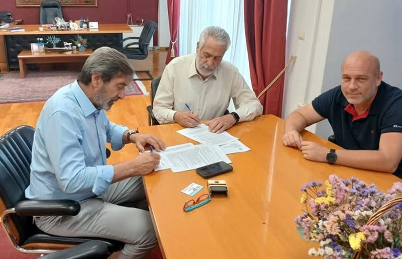Υπεγράφη η σύμβαση για το ταρτάν στο στάδιο Αλμυρού