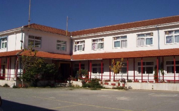 Εκπαιδευτικοί και γονείς διαμαρτύρονται για την απένταξη του Δημοτικού Ευξεινούπολης από το πρόγραμμα “Μαριέττα Γιαννάκου”