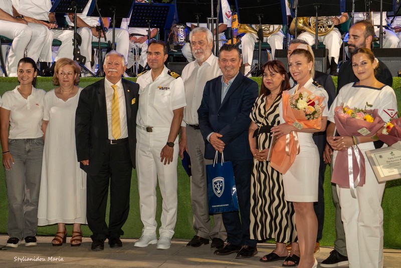 Ο Αλμυρός αποθέωσε την μπάντα του Πολεμικού Ναυτικού