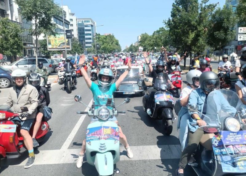 2.100 χιλιόμετρα για μια μεγάλη αγάπη: τη βέσπα