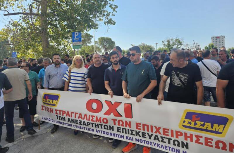 Με τους ιδιοκτήτες συνεργείων αυτοκινήτων στη συγκέντρωση διαμαρτυρίας το Επιμελητήριο Μαγνησίας