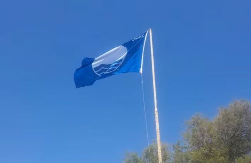 Κυματίζουν οι Γαλάζιες Σημαίες στις ακτές του Δήμου Αλμυρού