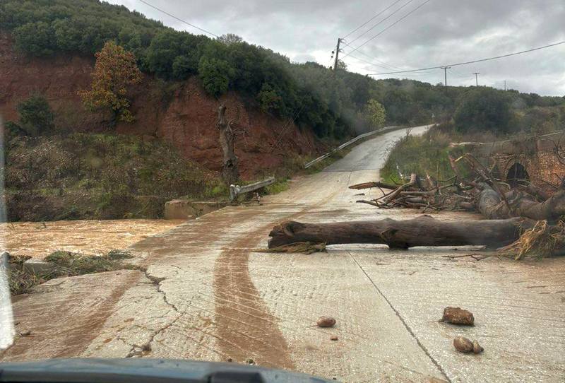 Συνεργείο του Δήμου καθαρίζει τα φερτά υλικά στο Χολόρεμα