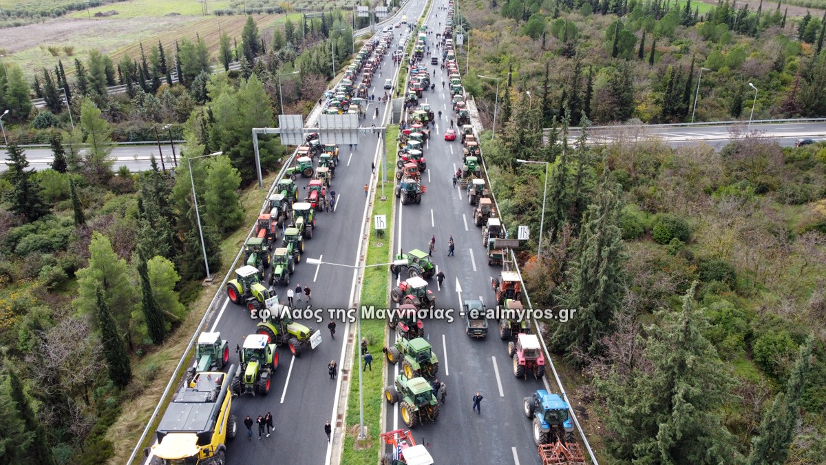 Με εκατοντάδες τρακτέρ οι αγρότες στην Εθνική έξω από τις Μικροθήβες