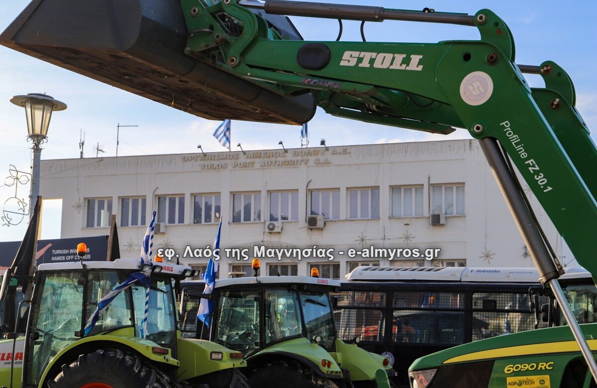 Εικόνες από τον αποκλεισμό στο λιμάνι του Βόλου – Πολλοί οι αλληλέγγυοι φορείς που στάθηκαν δίπλα στους αγρότες