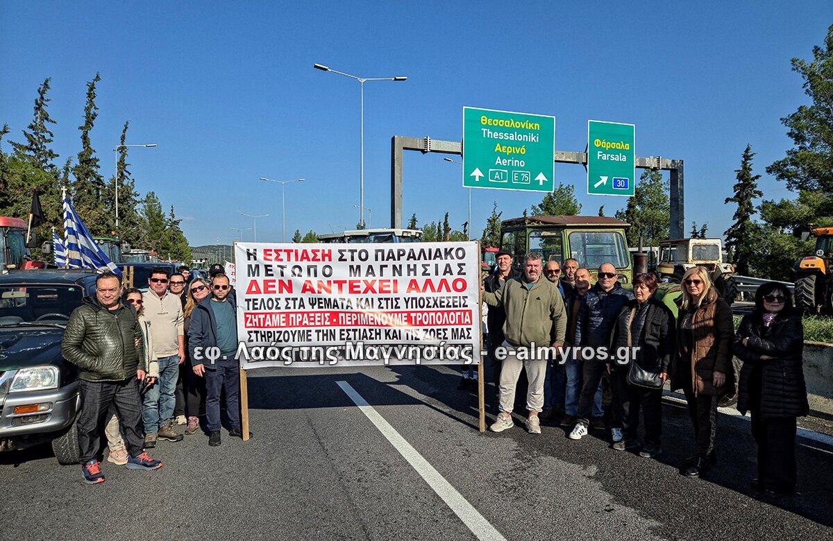 Οι σαπισμένες καρέκλες της εστίασης του …Daniel στο μπλόκο Μικροθηβών – Αλληλέγγυοι στους αγρότες θυμίζουν την τροπολογία που πήγε… Μύκονο