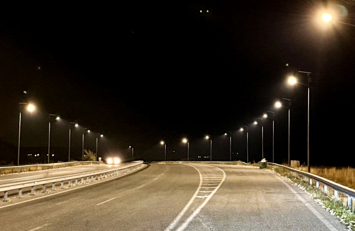 Στην Περιφέρεια Θεσσαλίας εγκαθίστανται 6.100 δίκτυα φωτισμού τεχνολογίας led με φωτοβολταϊκά