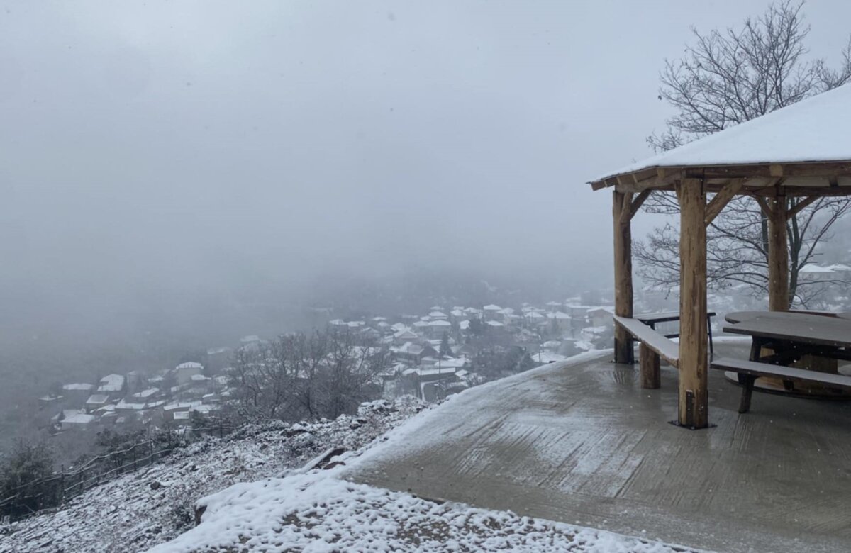 Στα λευκά η Ανάβρα μας καλεί για χιονοπόλεμο και νόστιμο φαγητό – Ενημέρωση για τις χιονοπτώσεις