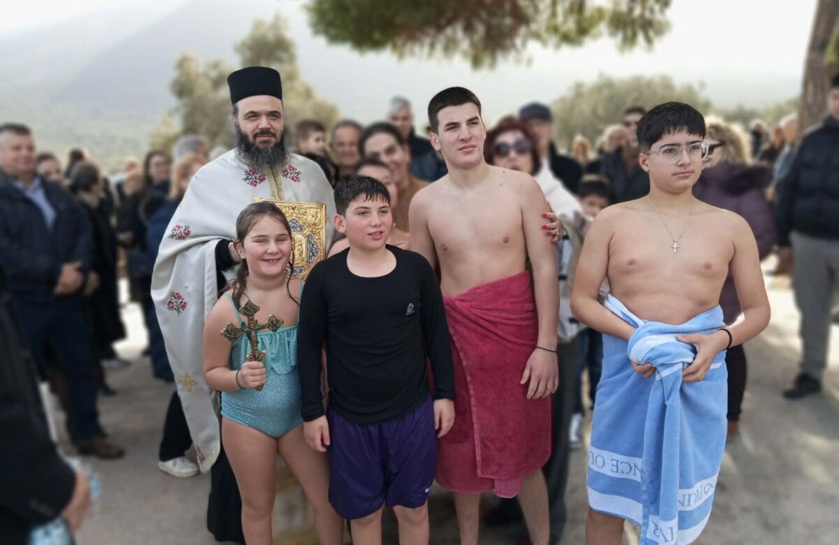 Πολύτεκνη μητέρα βούτηξε με τα παιδιά της και έπιασε τον σταυρό στις Νηές Σούρπης