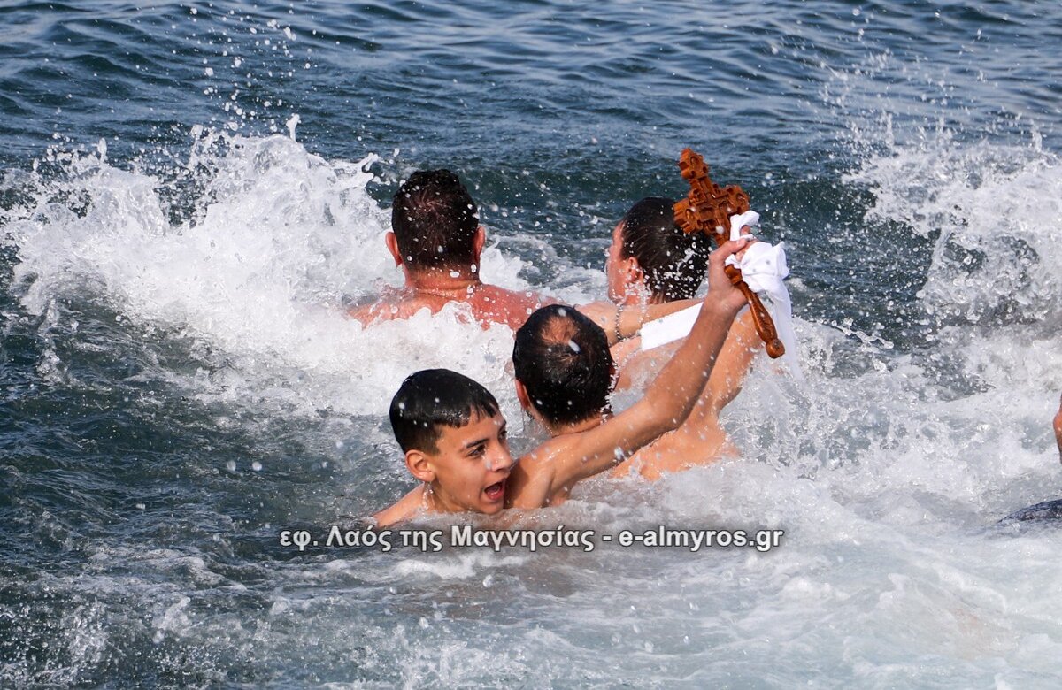 Ο μικρός Θοδωρής Μάνος έπιασε τον σταυρό στον Αλμυρό