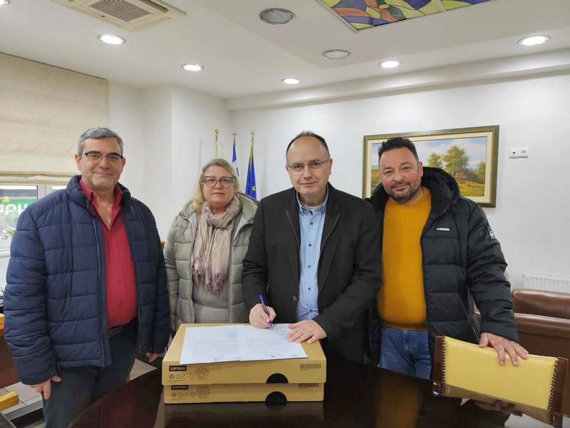 Δωρεά laptop στο Επαγγελματικό Λύκειο Ζαγοράς από το Επιμελητήριο Μαγνησίας