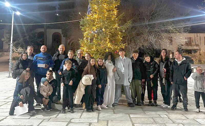 Η νύφη και ο γαμπρός με τους κουδουνοφόρους: τα κάλαντα στο Αχίλλειο