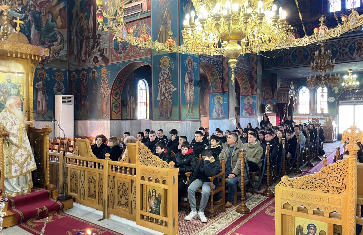 Υποδειγματική Θεία Λειτουργία στη Νέα Αγχίαλο για το Γυμνάσιο-Λύκειο Ευξεινούπολης