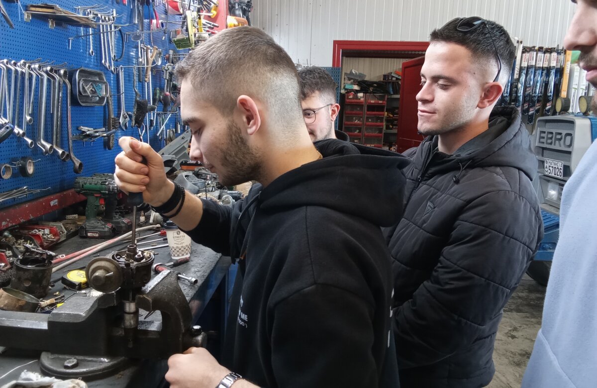 Επίσκεψη μαθητών του ΕΠΑΛ στο ηλεκτρολογείο αυτοκινήτων του κου Μακρή