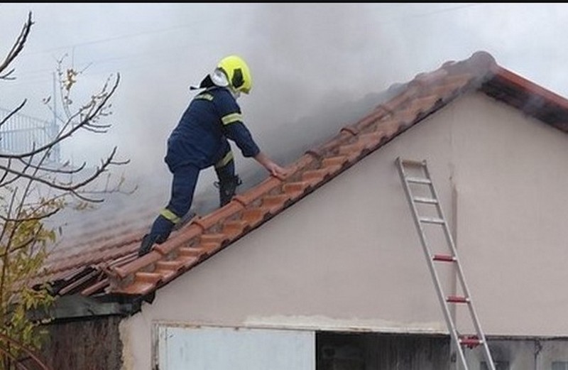 Αϊδίνι: Στέγη σπιτιού τυλίχθηκε στις φλόγες χωρίς να το αντιληφθούν οι ένοικοι