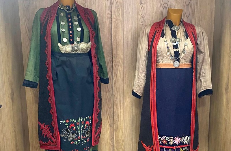 Δωρεά παραδοσιακών φορεσιών στον Πολιτιστικό Σύλλογο Μικροθηβών