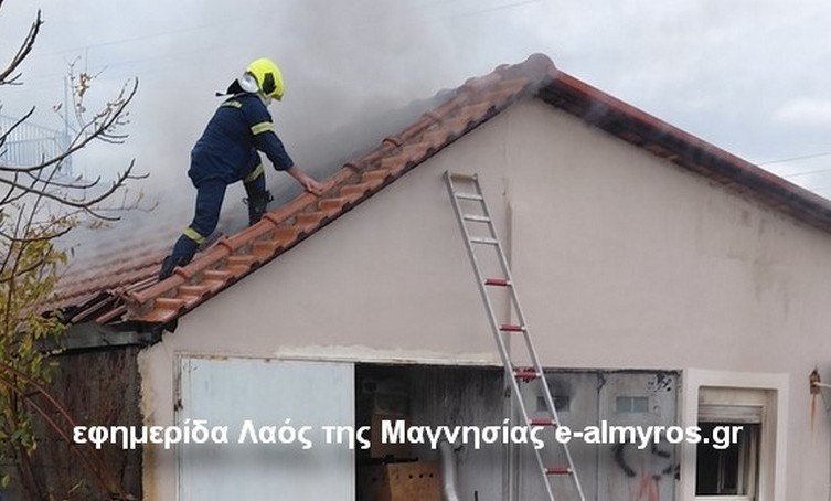 Αϊδίνι: Στέγη σπιτιού τυλίχθηκε στις φλόγες χωρίς να το αντιληφθούν οι ένοικοι