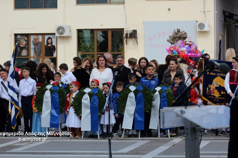 H κατάθεση στεφάνων στο Ηρώον της Νέας Αγχιάλου από φορείς, μαθητές και συλλόγους