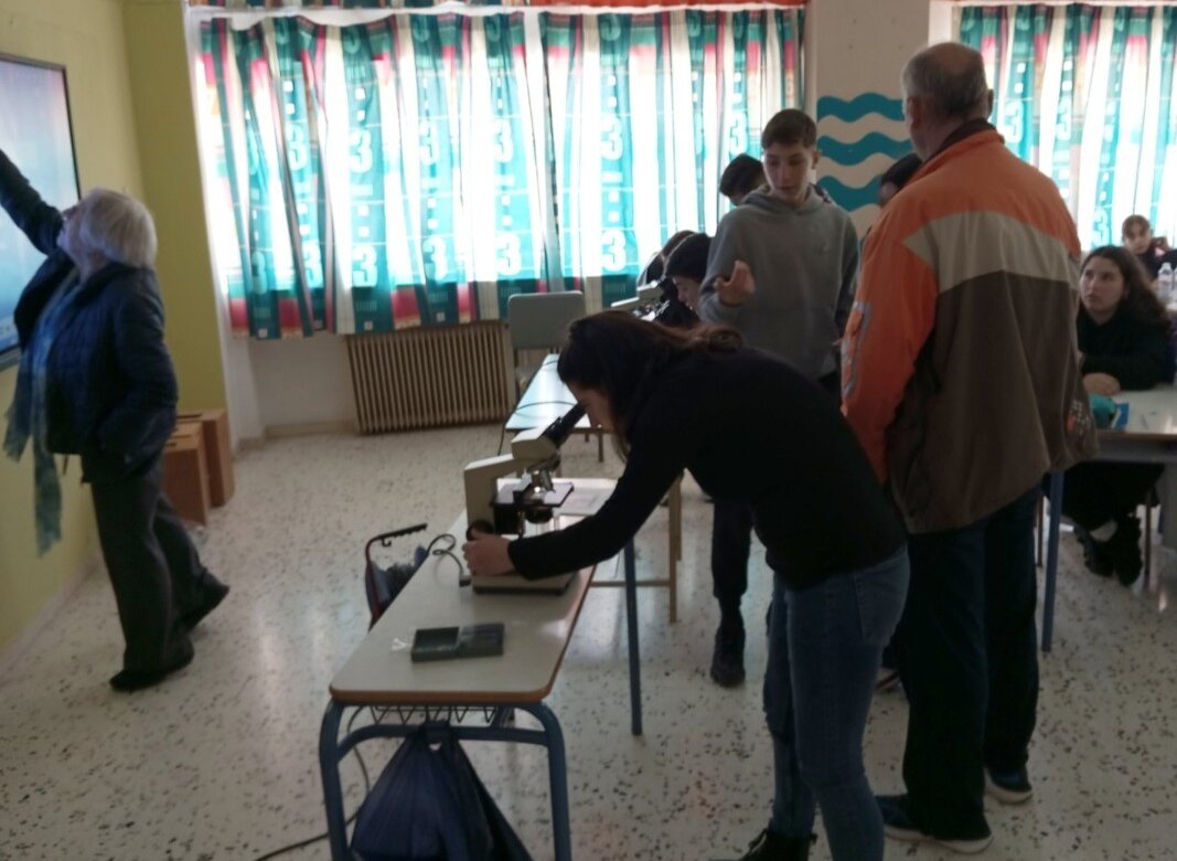 Διακεκριμένοι νευροεπιστήμονες μίλησαν για τον ανθρώπινο εγκέφαλο στο Γυμνάσιο-Λ.Τ. Σούρπης