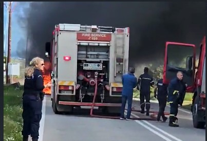 Φωτιά εκδηλώθηκε σε κινούμενη νταλίκα έξω από τον Πλάτανο Αλμυρού