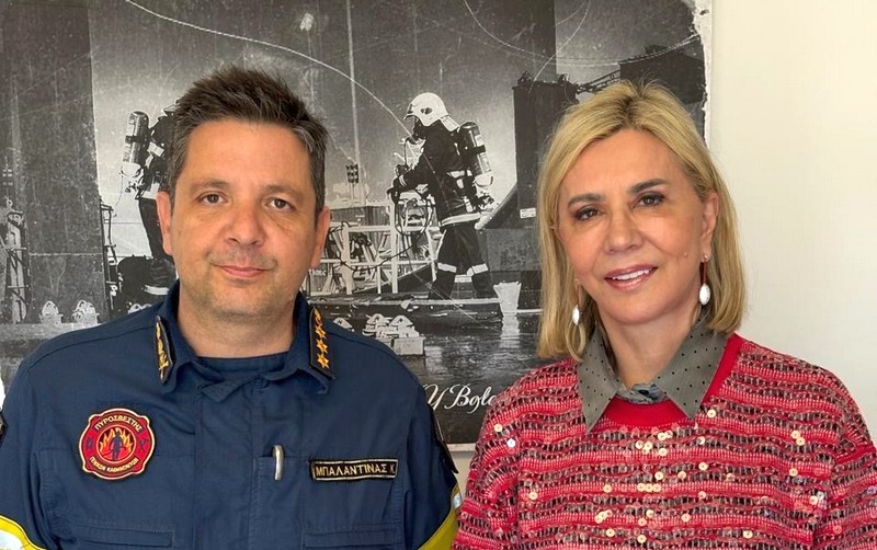 Η Ζ. Μακρή με τους πυροσβέστες της Μαγνησίας