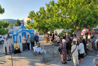 Δεκάδες πιστοί προσευχήθηκαν στο εκκλησάκι της Αναλήψεως στη Ν. Αγχίαλο