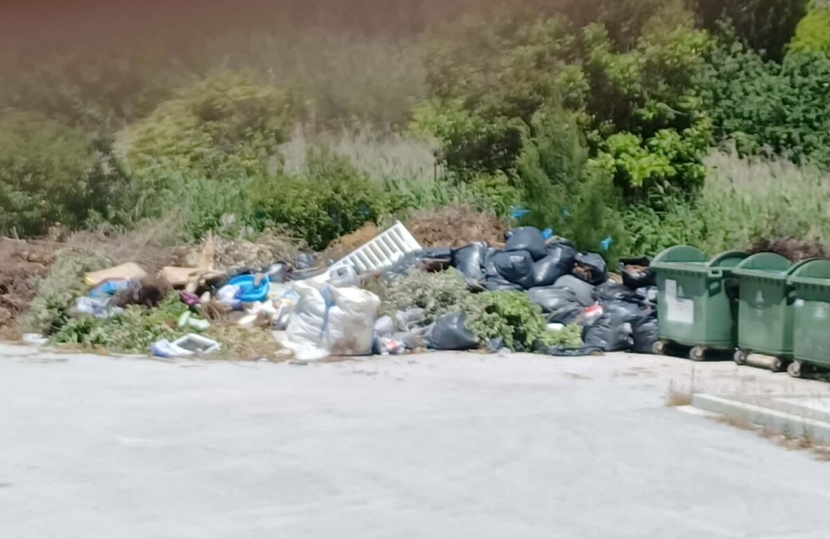 Διαμαρτυρία αναγνώστριας για μεγάλο όγκο σκουπιδιών στο Πηγάδι Πτελεού