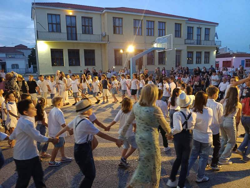 1ο Δημοτικό Αλμυρού: Μελωδίες, θέατρο και μηνύματα ειρήνης στην τελετή λήξης του σχολικού έτους