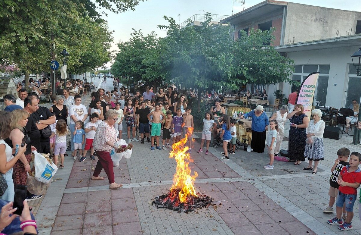 Αναβίωσε ο Κλήδονας με το “αμίλητο νερό” στη Νέα Αγχίαλο – φωτογραφίες