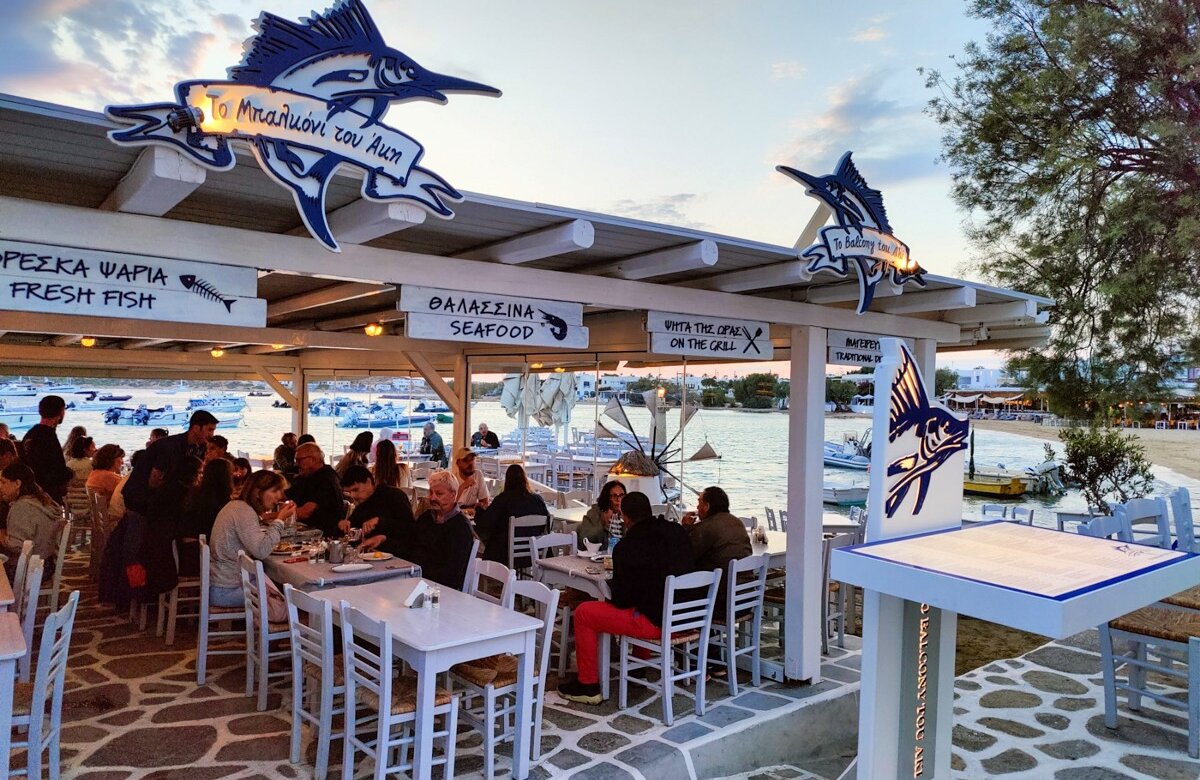 Αυθεντικές αιγαιοπελαγίτικες γεύσεις στο «Μπαλκόνι του Άκη» στην Αλυκή Πάρου