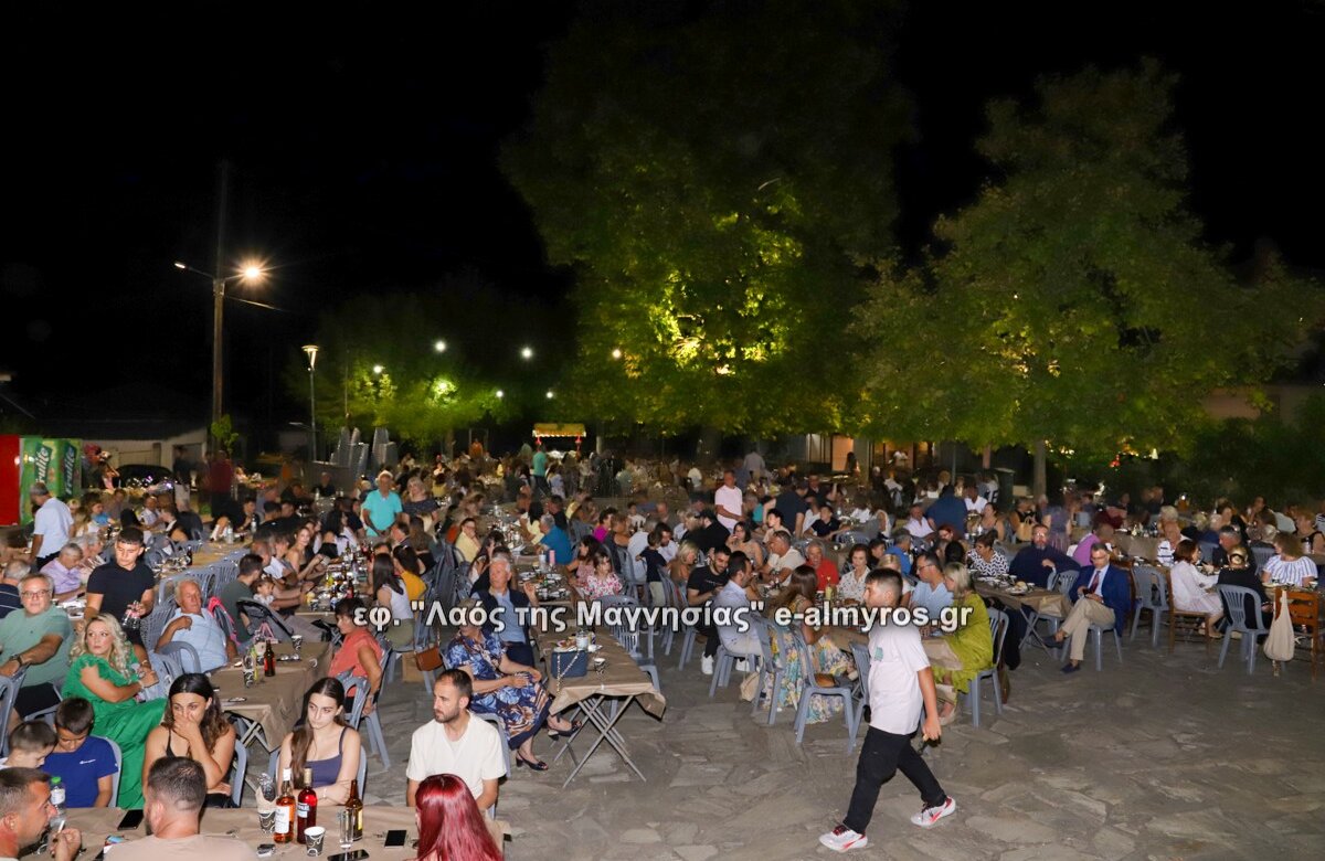 Με λαμπρότητα ο εορτασμός της Αγίας Κυριακής στις Μικροθήβες – “Πλημμύρισε” από κόσμο η πλατεία για το πανηγύρι!