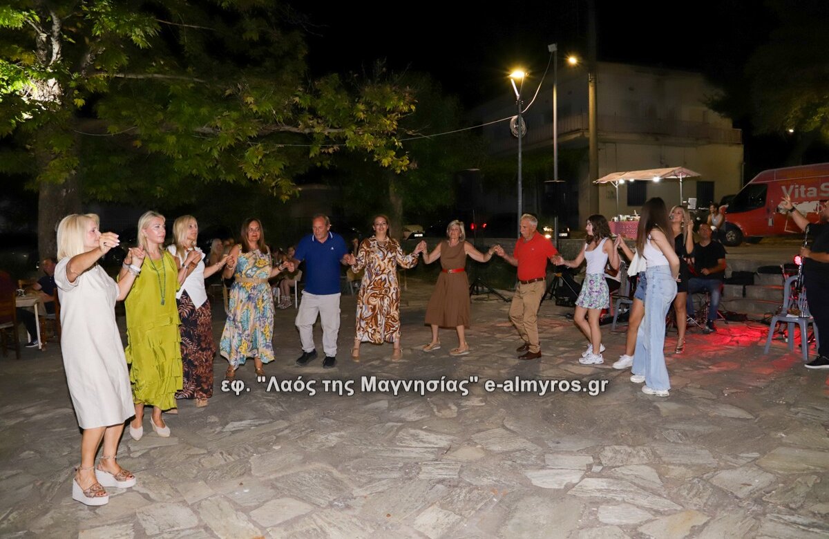 Με λαμπρότητα ο εορτασμός της Αγίας Κυριακής στις Μικροθήβες – “Πλημμύρισε” από κόσμο η πλατεία για το πανηγύρι!