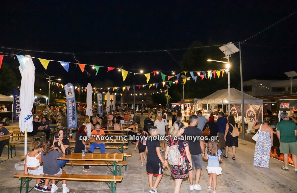 Γέμισε από κόσμο κάθε ηλικίας η πλατεία για το Street Food!