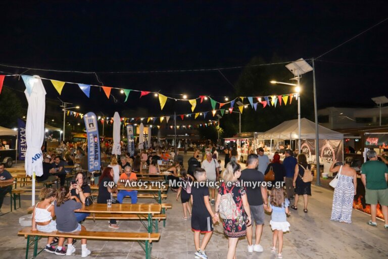 Γέμισε από κόσμο κάθε ηλικίας η πλατεία για το Street Food!